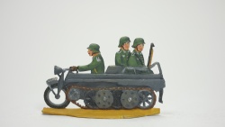 3 Soldaten im Kettenkrad (Halbtonner-Zugmaschine)